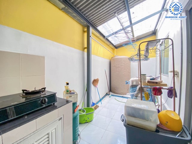 *****ทาวน์เฮ้าส์มือสองย่านนนทบุรี ม. เดอะคอนเนค แจ้งวัฒนะ-ปากเกร็ด บ้านสวยพร้อมอยู่ เฟอร์นิเจอร์บิวท์อินทั้งหลัง เนื้อที่ 21 ตร.ว. ฟังก์ชัน 3 ห้องนอน 2 ห้องน้ำ 2 ที่จอดรถ แถมฟรี !! เครื่องปรับอากาศ 3 เครื่อง บนทำเลที่เชื่อมต่อถนน แจ้งวัฒนะ, ติวานนท์, เลียบคลองประปา ใกล้รถไฟฟ้าและทางด่วน